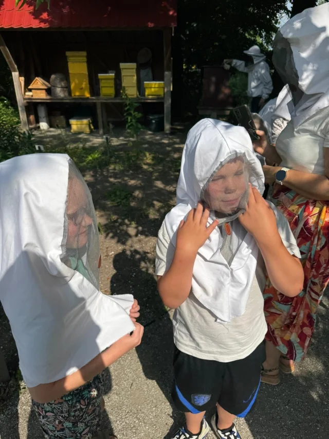 D E I M K E R- groep 3 en 4 brachten afgelopen week een bezoek aan de imker in de Kruidhof🐝🐝Een leerzaam en gezellig uitje! #themakriebelbeestjes