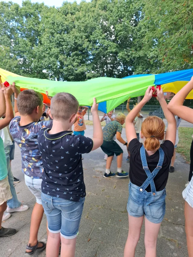 G O U D E N W E K E N ~ Elkaar leren kennen, afspraken maken, samenwerken, bouwen aan een fijne groep. De basis voor een gouden schooljaar#groepsvorming 💛💙💚