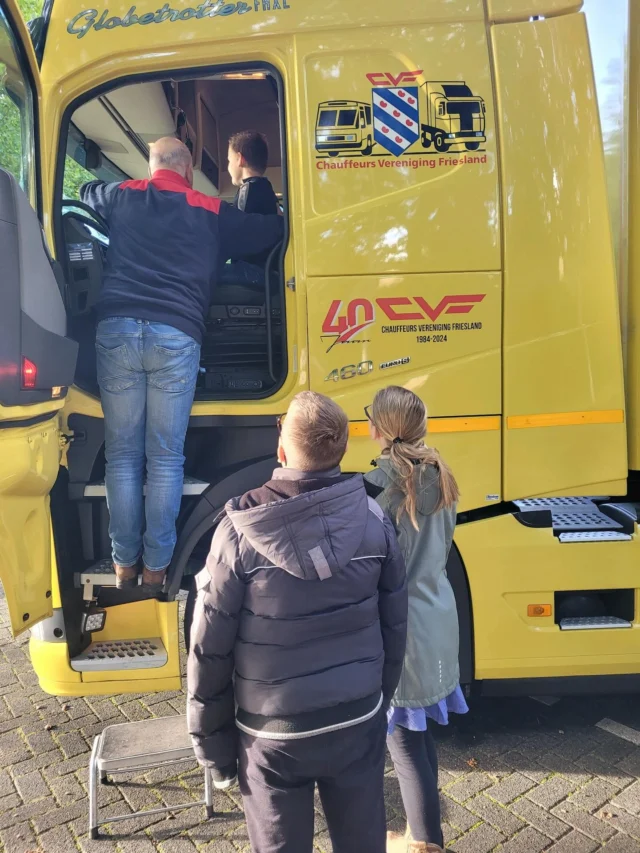 V E I L I G V E R K E E R N E D E R L A N D - vandaag leerden we meer over de remweg, de dode hoek, veilig in de auto en veilig over straat!