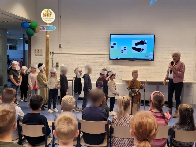 S C H U I L E N - De Goede Herder zorgt voor Zijn schapen🐑🐑. Bij Hem mogen we schuilen en ons geborgen weten #maandvieringoktober