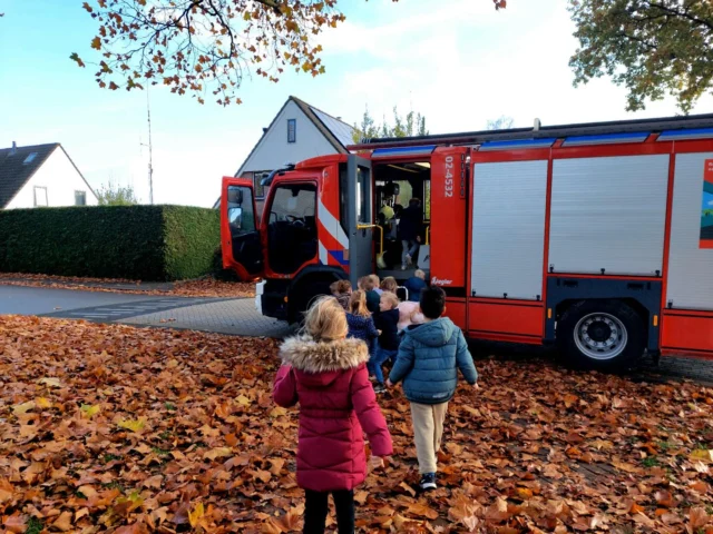 - D E B R A N D W E E R - de brandweermannen en vrouwen uit groep 1/2 maakten een ritje in de brandweerauto door Kootstertille! Wat een ervaring🧑‍🚒👩‍🚒# thematischwerken