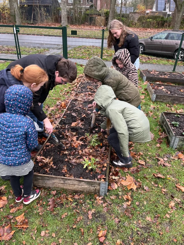 N A S C H O O L S E A C T I V I T E I T | met elkaar werken in de moestuin 🪏🫜#liefdevoortuinieren