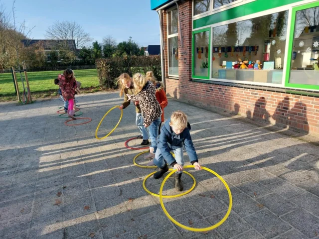 ~ Z I L V E R E N W E K E N~ in indianensfeer.De stammen strijden tegen elkaar. Welke kano is het snelste aan de overkant? #samenvormenwijeenfijnegroep