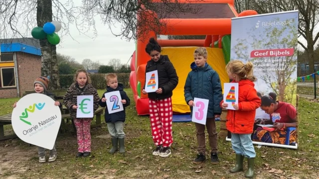 S T R U G G L E 4 B I B E L S - De leerlingen hebben een fantastisch bedrag van €2.434,- euro ingezameld. Dat zijn 406 kinderbijbels voor Zuid - Afrika! #indevoetsporenvanJezus💚💙