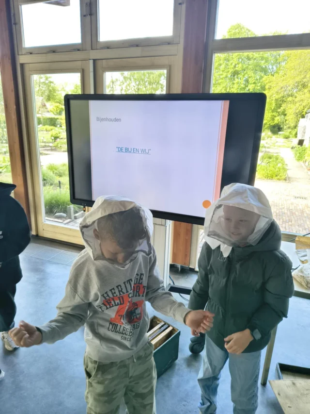 D E I M K E R 🐝- groep 5 en 6 bracht een bezoek aan de imker. We leerden over verschillende soorten bijen, en de taken die iedere bij heeft. Van dichtbij zagen we een honingraat. Wat hebben veel geleerd en gezien!