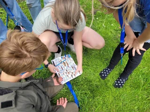 V I S S E N 🎣 - We hebben veel geleerd over verschillende vissoorten. In de middag mochten we zelf de hengel uitwerpen. Wat was het een leuke en leerzame ervaring!